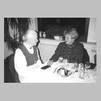 59-08-1009 Kirchspieltreffen 2000. Frau Elly Preuss im Gespraech mit Frau Johanna Eyer..jpg